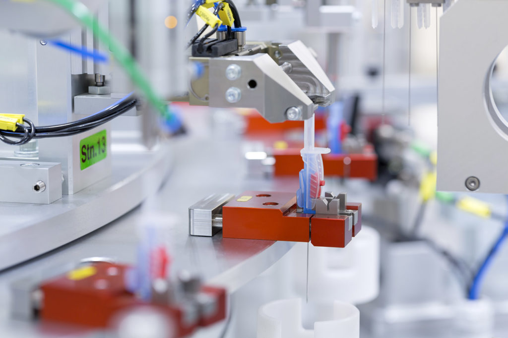 Automatiserad montering av medicinteknisk komponent i renrumsmiljö.