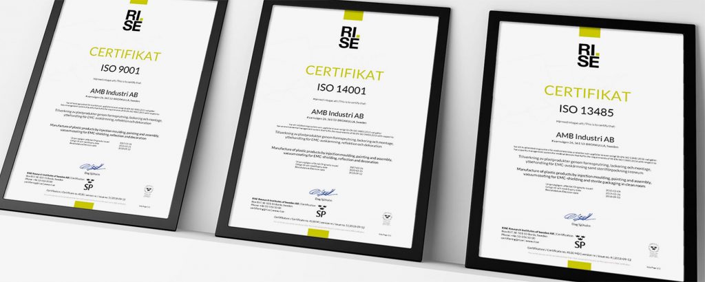 Tre inramade certifikat från RISE för AMB Industri AB, som visar ISO 9001, ISO 14001 och ISO 13485 uppställda i en rad.