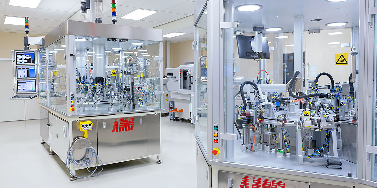 Automationsutrustning i renrumsmiljö hos AMB Industri AB, visar högteknologisk montering och produktion av medicintekniska produkter.