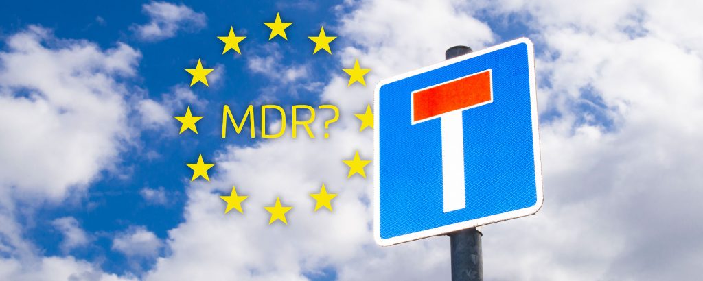 EU-symbol med texten "MDR?" bredvid ett vägmärke för återvändsgränd mot blå himmel – symboliserar osäkerhet kring EU:s medicintekniska regelverk.