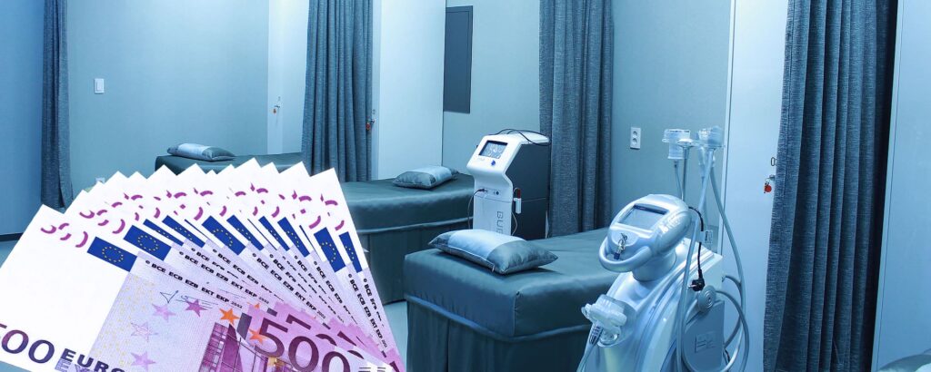 Clinical environment with treatment beds and medical devices, in the foreground several 500 euro banknotes symbolize the cost of healthcare.