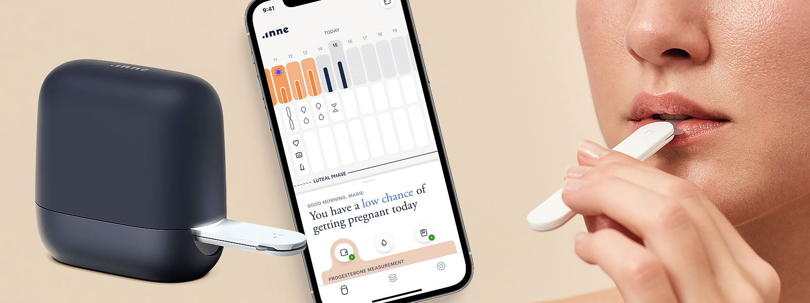 Kvinna som använder ett digitalt fertilitetstest från Inne, med en sensor i munnen, en mobilapp som visar cykeldata och en dockningsstation i bild.