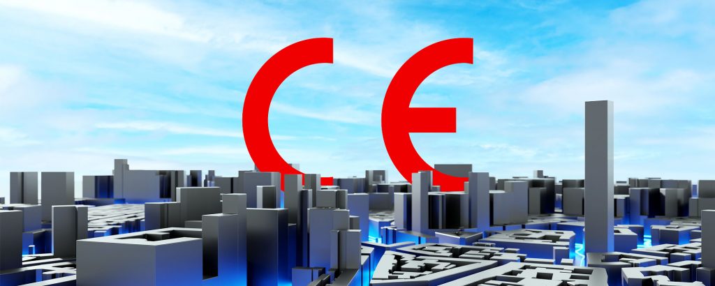 CE-märkning i rött ovanför en futuristisk stadsmodell – symboliserar europeisk standard och efterlevnad i ett modernt samhälle.
