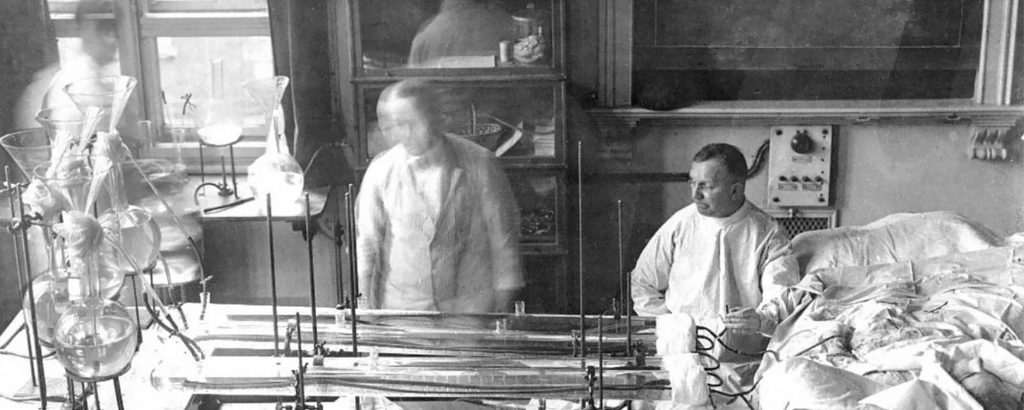 Dr. Georg Haas och kollegor utför en av världens första dokumenterade dialysbehandlingar i början av 1920-talet.