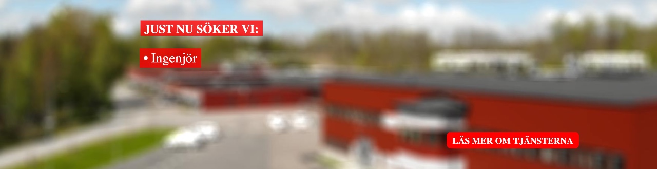 Suddig bild av AMB:s anläggning med röd byggnad och parkeringsplats, överlagrad med text i rött.